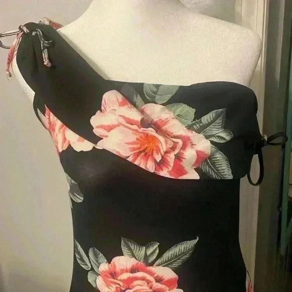 Juniors Floral dress in black with floral design in pinks white & green sizeM7-9 - Picture 2 of 9